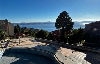 DARICA'DA HARİKA DENİZ MANZARALI,TERASLI,AÇIK YÜZME HAVUZLU BİNA