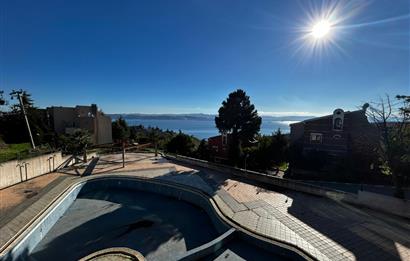 DARICA'DA HARİKA DENİZ MANZARALI,TERASLI,AÇIK YÜZME HAVUZLU BİNA