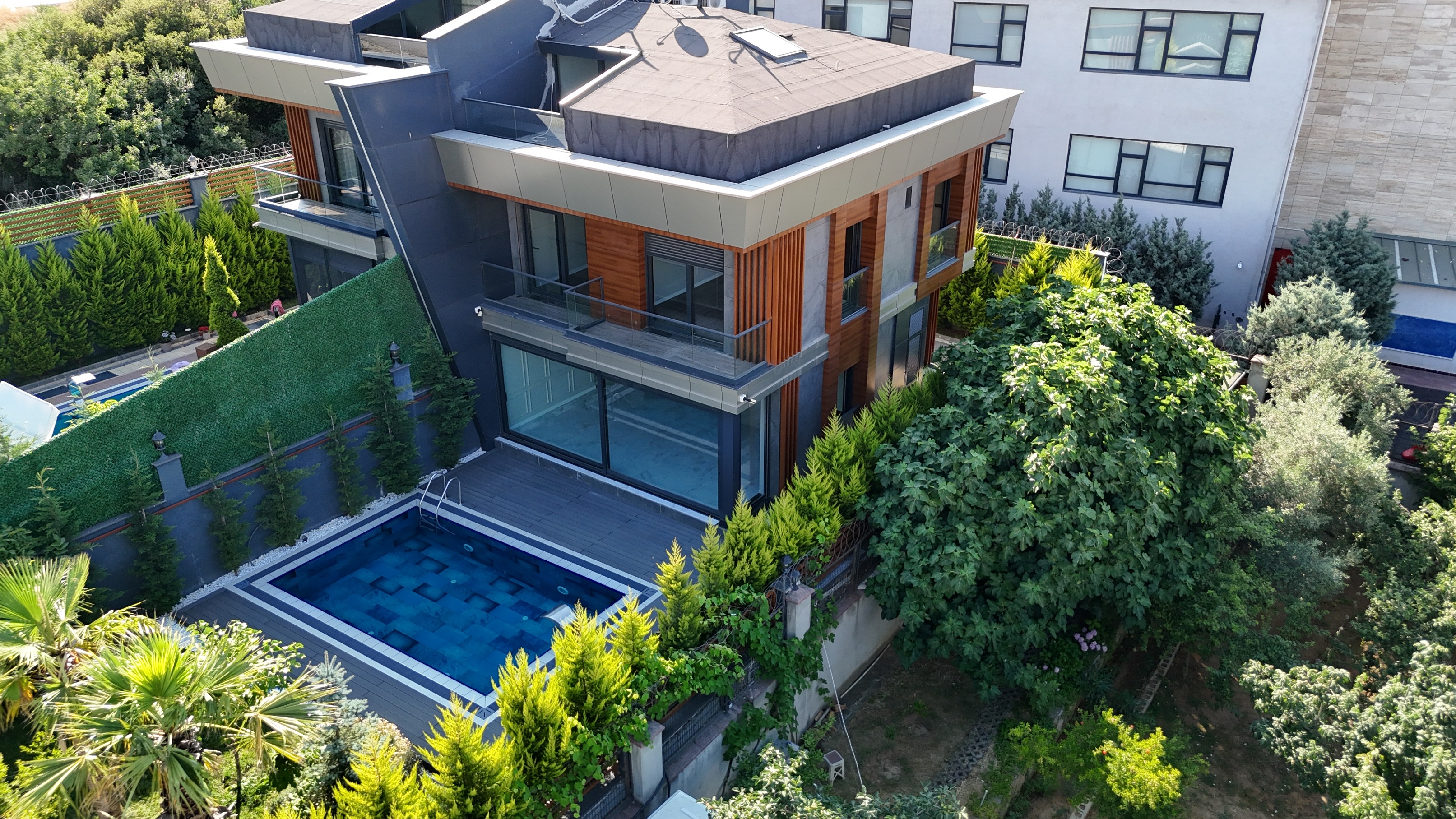 DRAGOS'TA 5+2 VE SPOR SALONLU ÖZEL HAVUZLU BAHÇELİ MÜSTAKİL VİLLA