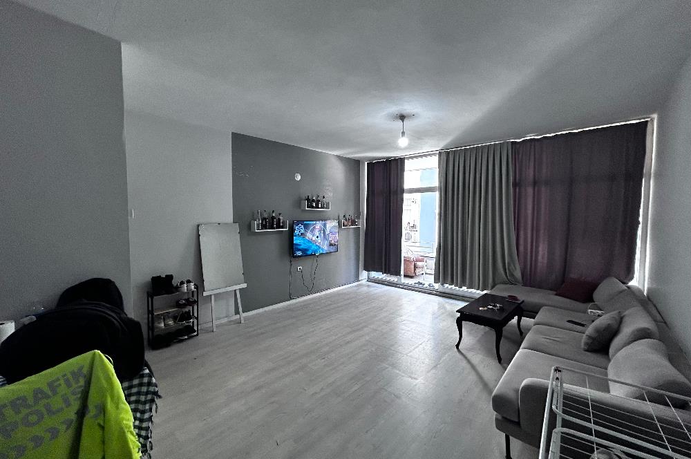 Karşıyaka çarşı da merkezi konumda 2+1 daire 