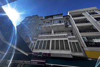 Karşıyaka çarşı da merkezi konumda 2+1 daire 