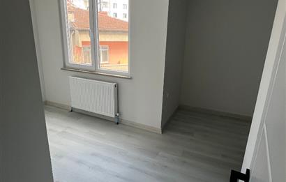 ÇEKMEKÖY TAŞDELEN'DE KAPALI MUTFAKLI SATILIK 2+1 DAİRE