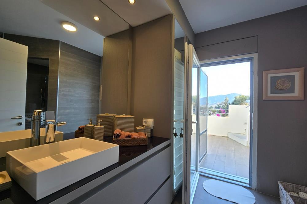 Bodrum Türkbükü Hebilkoy’da Prestijli Olivehill Sitesinde Eşsiz Deniz Manzaralı Satılık Dubleks