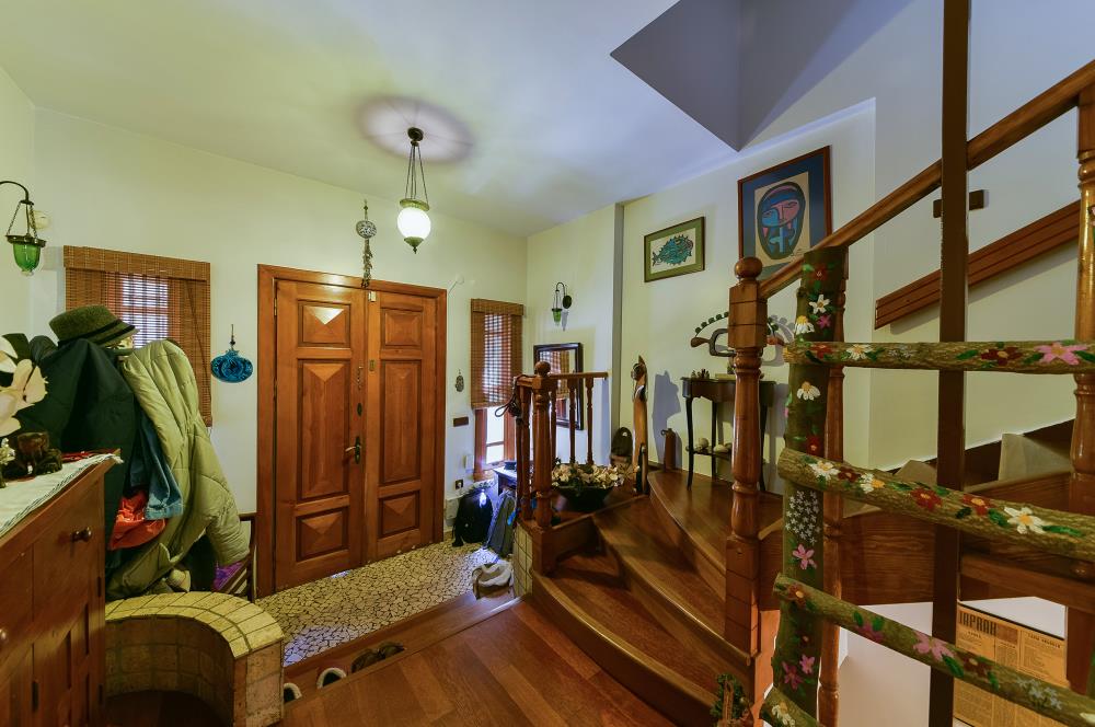 Kuzguncuk Bereketli Sokakta Satılık Müstakil Ev