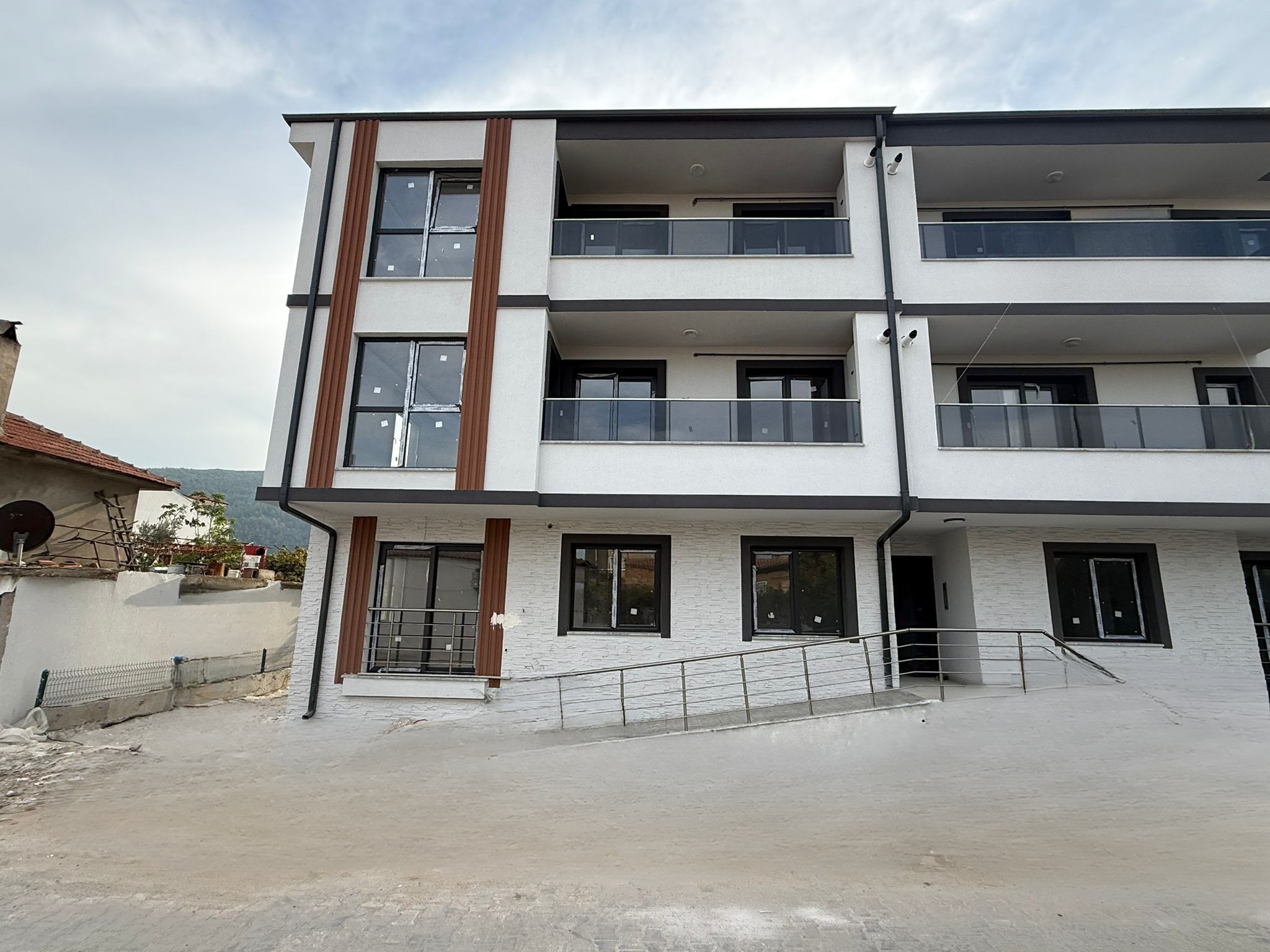 MERKEZİ KONUMDA SIFIR 2+1 DAİRE