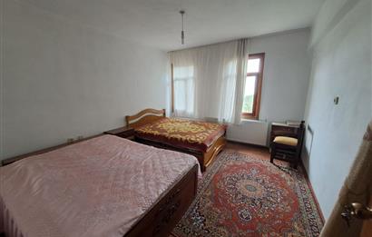 4 DÖNÜM ZEYTİNLİK İÇERİSİNDE SATILIK KAHVALTI SALONU VE BİNASI