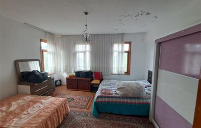 4 DÖNÜM ZEYTİNLİK İÇERİSİNDE SATILIK KAHVALTI SALONU VE BİNASI