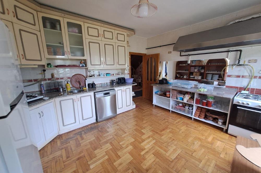 4 DÖNÜM ZEYTİNLİK İÇERİSİNDE SATILIK KAHVALTI SALONU VE BİNASI