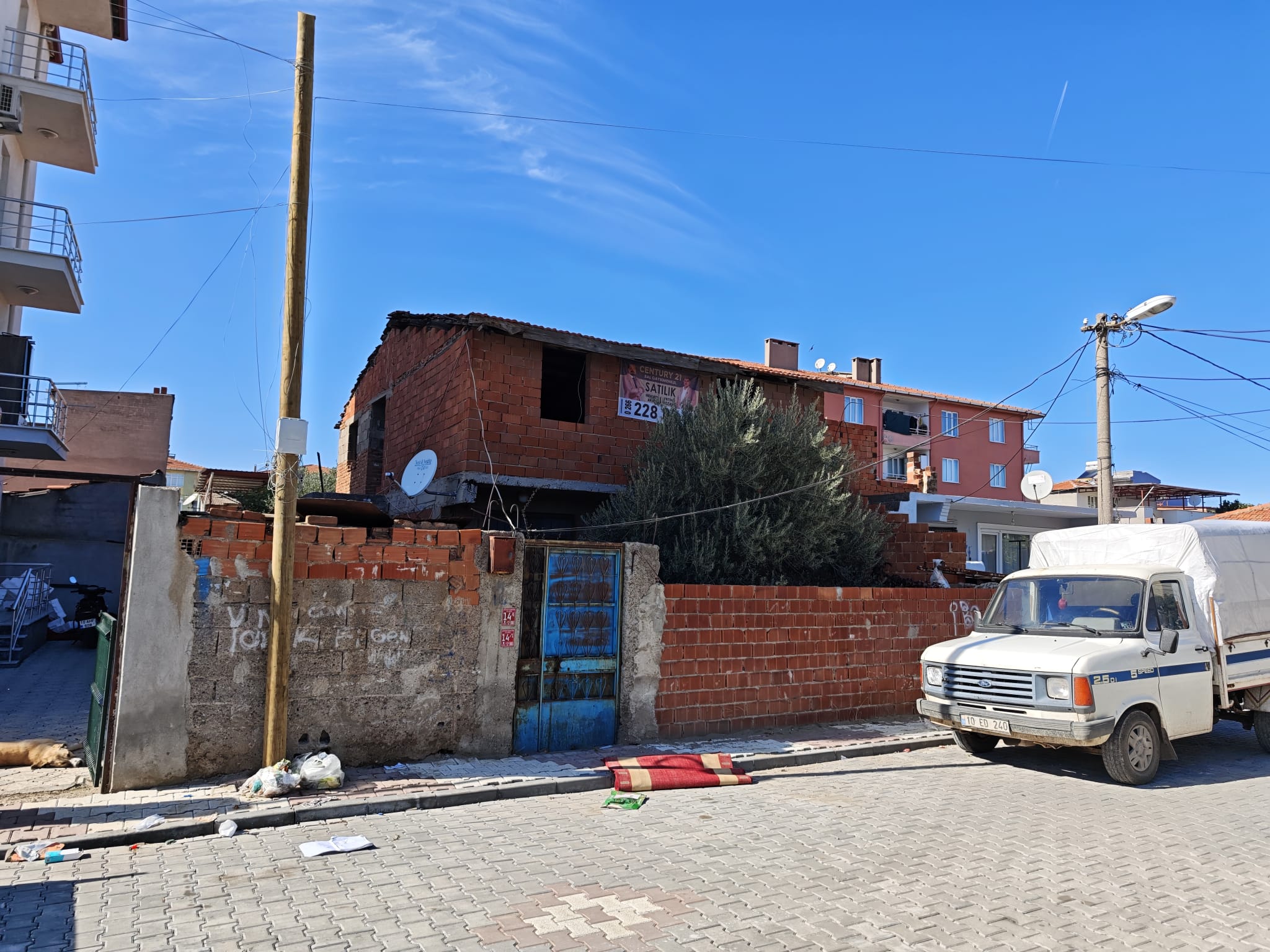 CENTRUY 21 BAL'DAN  HAVRAN  EBUBEKİR MAHALLESİNDE  SATILIK KOMPLE BİNA VE ARSASI 