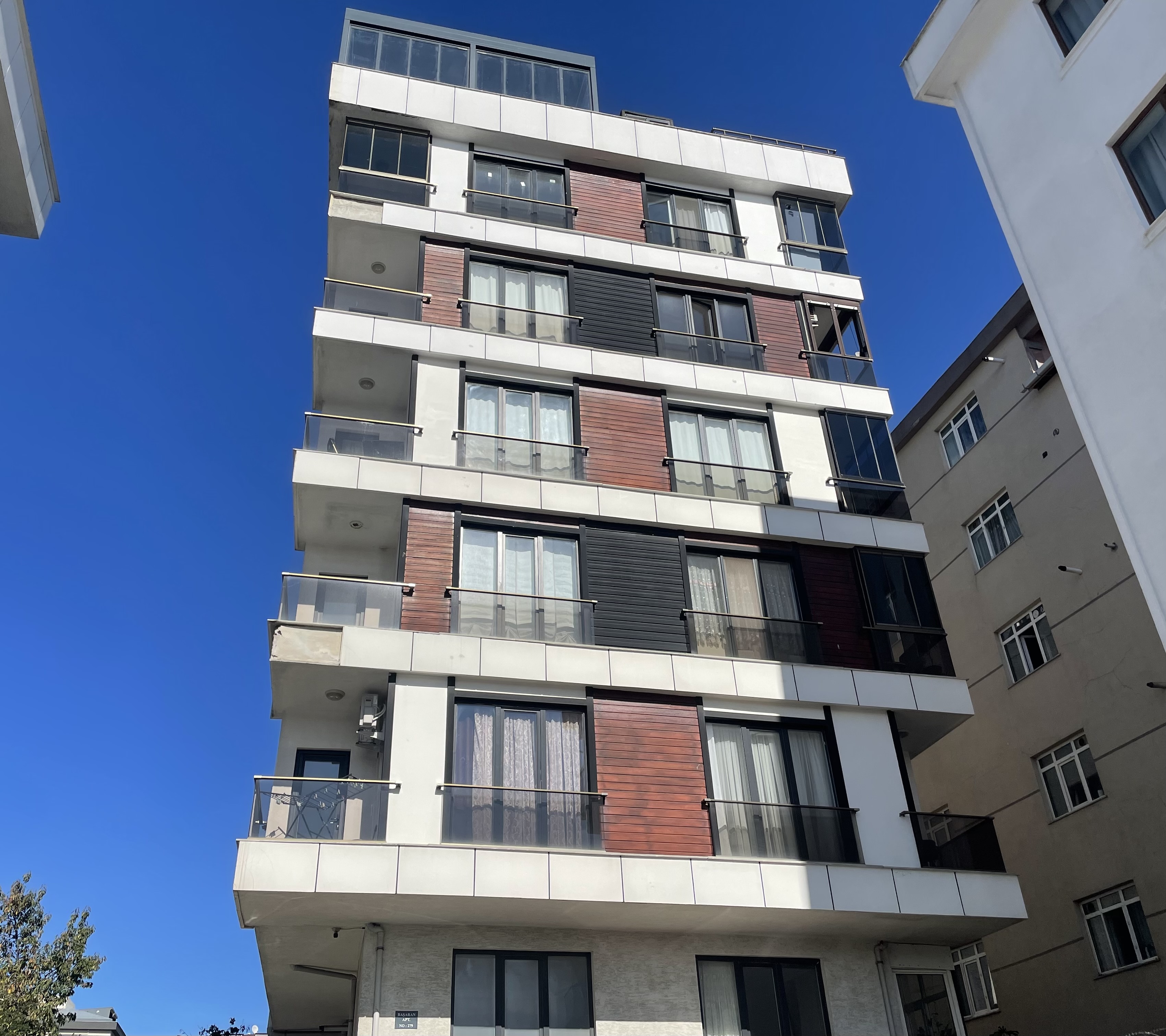 ALEMDAĞ SARAY CADDESİ’NDE 2+1 4.KAT BALKONLU YENİ BİNA BOŞ DAİRE