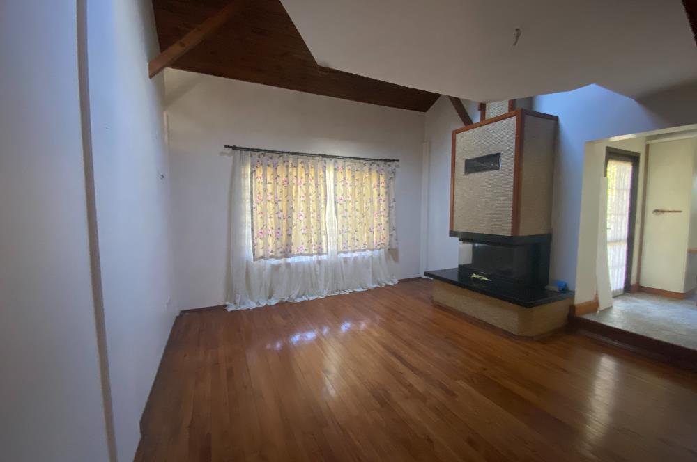 SAPANCA'DA YEŞİLLİKLER İÇİNDE HAVUZLU LÜKS SİTEDE KİRALIK VİLLA.