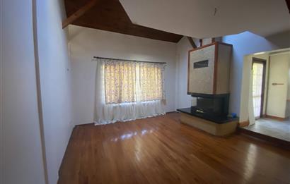 SAPANCA'DA YEŞİLLİKLER İÇİNDE HAVUZLU LÜKS SİTEDE KİRALIK VİLLA.