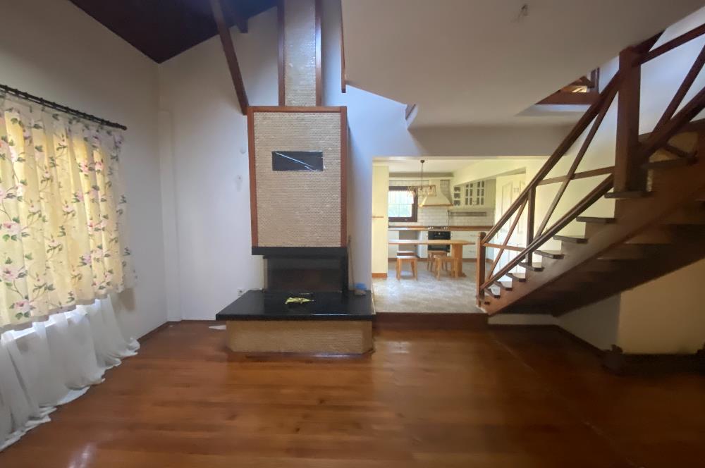 SAPANCA'DA YEŞİLLİKLER İÇİNDE HAVUZLU LÜKS SİTEDE KİRALIK VİLLA.