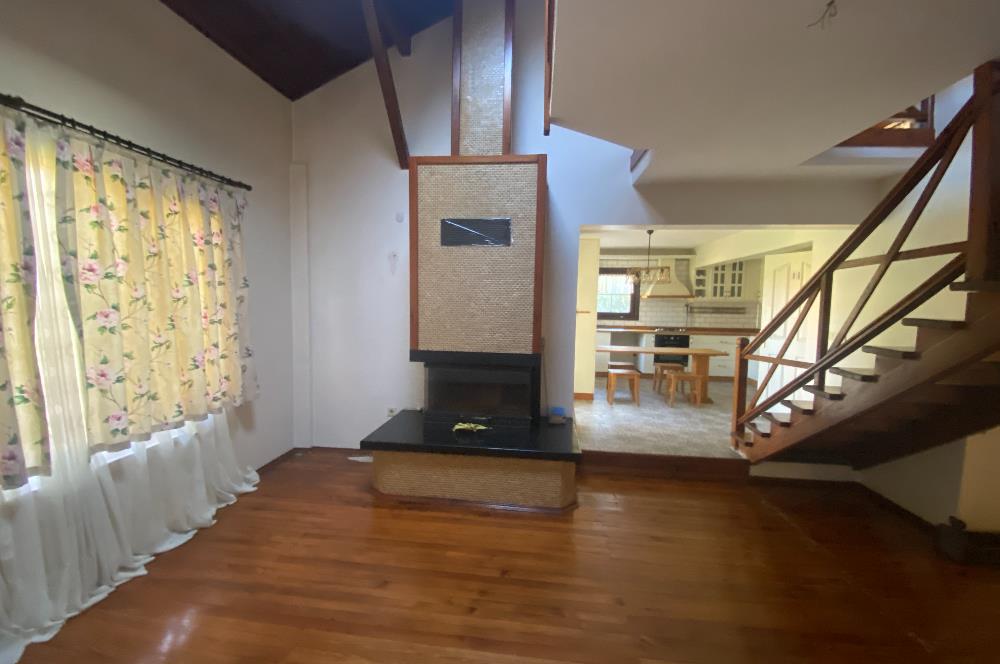 SAPANCA'DA YEŞİLLİKLER İÇİNDE HAVUZLU LÜKS SİTEDE KİRALIK VİLLA.