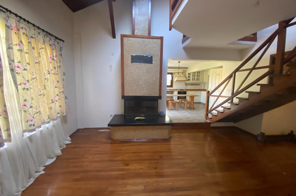 SAPANCA'DA YEŞİLLİKLER İÇİNDE HAVUZLU LÜKS SİTEDE KİRALIK VİLLA.