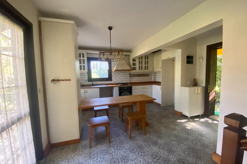 SAPANCA'DA YEŞİLLİKLER İÇİNDE HAVUZLU LÜKS SİTEDE KİRALIK VİLLA.