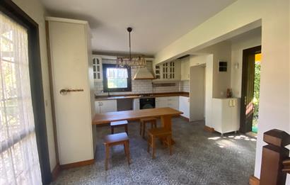 SAPANCA'DA YEŞİLLİKLER İÇİNDE HAVUZLU LÜKS SİTEDE KİRALIK VİLLA.