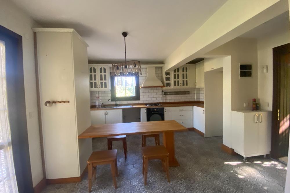 SAPANCA'DA YEŞİLLİKLER İÇİNDE HAVUZLU LÜKS SİTEDE KİRALIK VİLLA.