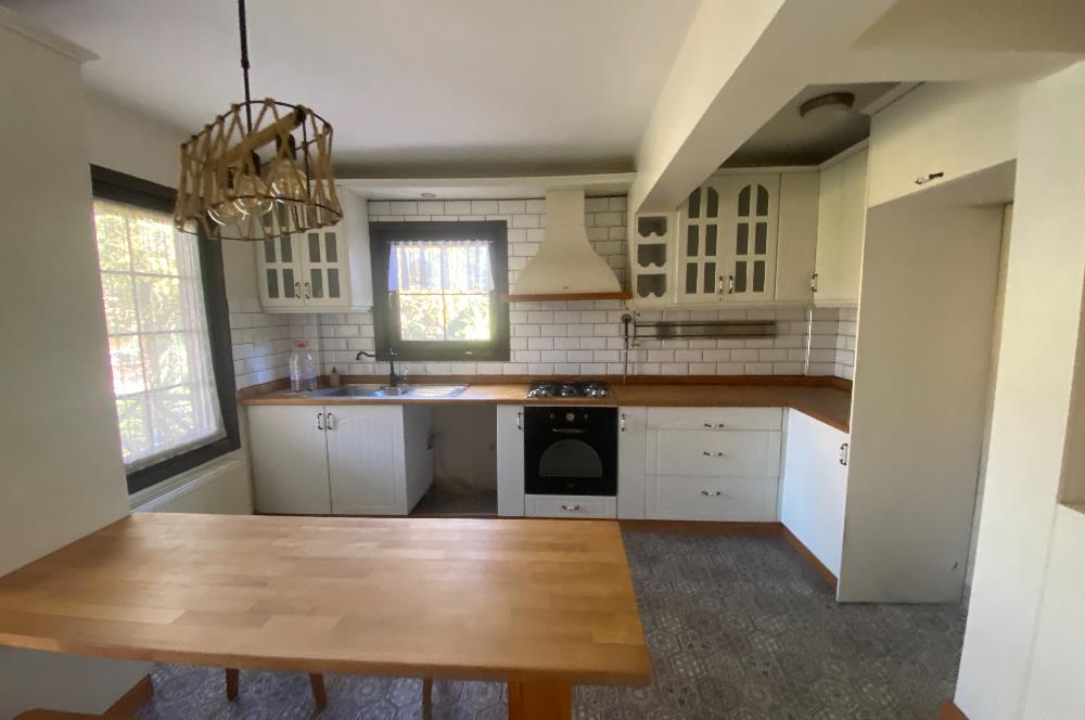 SAPANCA'DA YEŞİLLİKLER İÇİNDE HAVUZLU LÜKS SİTEDE KİRALIK VİLLA.