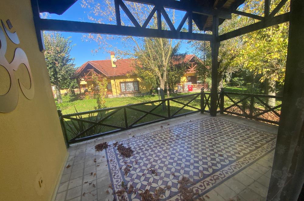 SAPANCA'DA YEŞİLLİKLER İÇİNDE HAVUZLU LÜKS SİTEDE KİRALIK VİLLA.