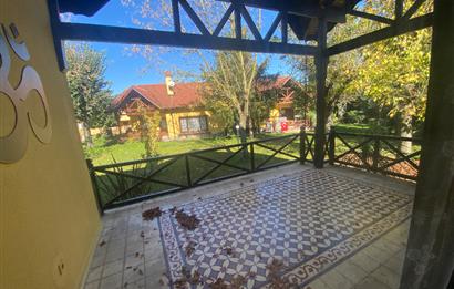 SAPANCA'DA YEŞİLLİKLER İÇİNDE HAVUZLU LÜKS SİTEDE KİRALIK VİLLA.