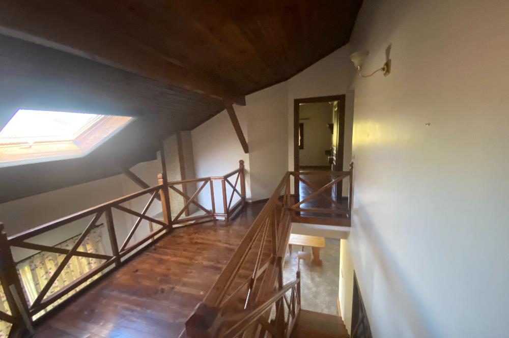 SAPANCA'DA YEŞİLLİKLER İÇİNDE HAVUZLU LÜKS SİTEDE KİRALIK VİLLA.