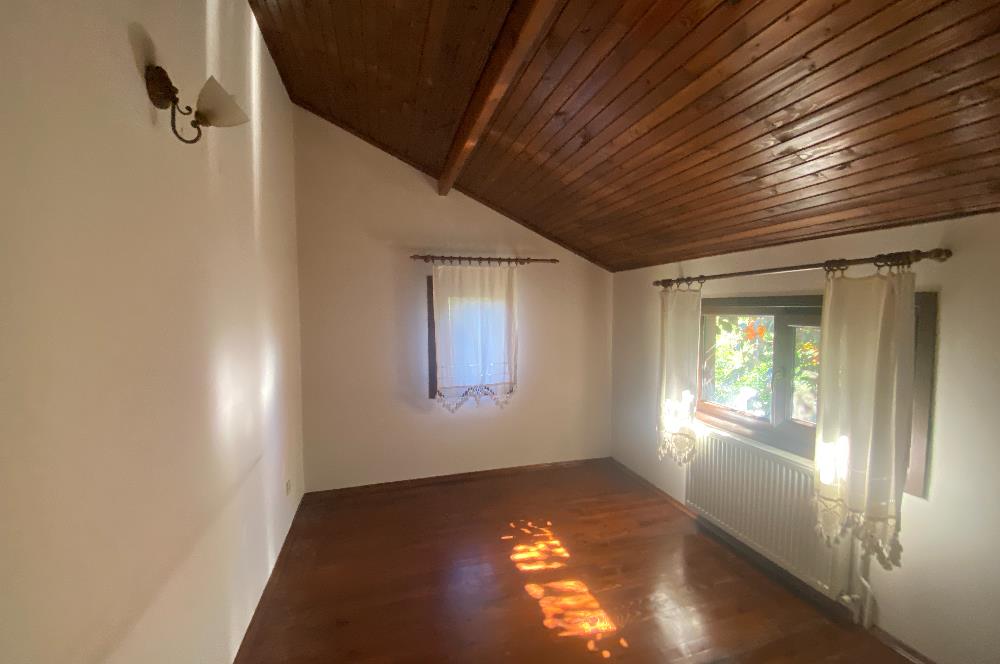 SAPANCA'DA YEŞİLLİKLER İÇİNDE HAVUZLU LÜKS SİTEDE KİRALIK VİLLA.