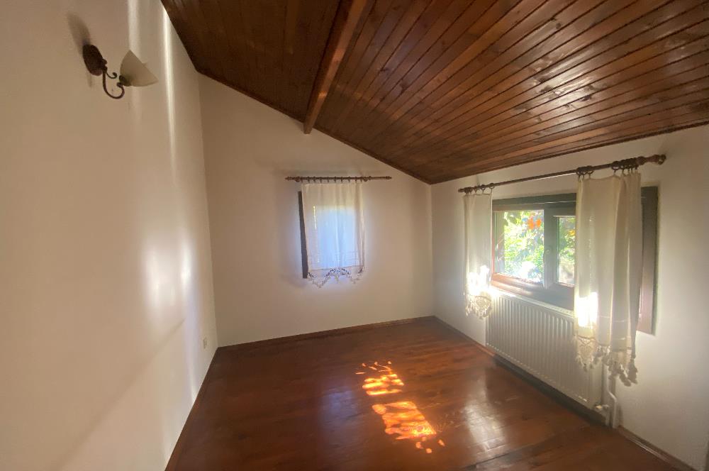 SAPANCA'DA YEŞİLLİKLER İÇİNDE HAVUZLU LÜKS SİTEDE KİRALIK VİLLA.