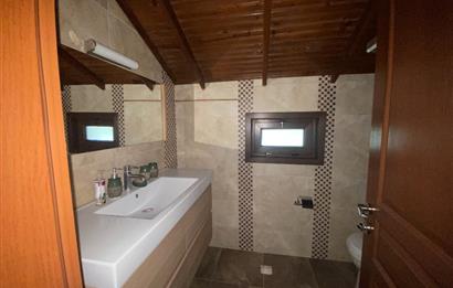 SAPANCA'DA YEŞİLLİKLER İÇİNDE HAVUZLU LÜKS SİTEDE KİRALIK VİLLA.