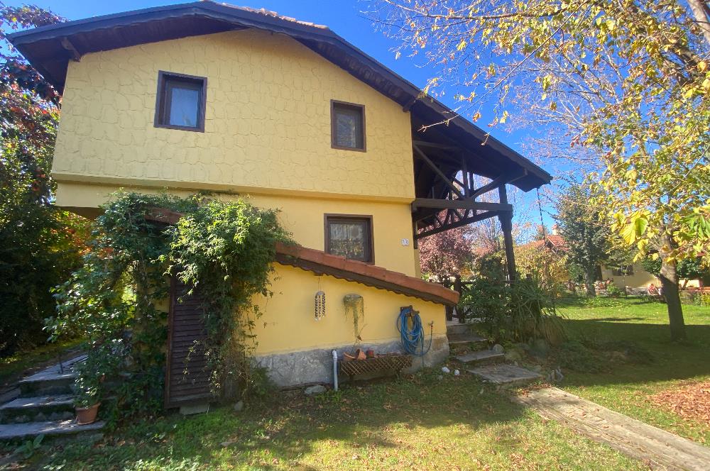 SAPANCA'DA YEŞİLLİKLER İÇİNDE HAVUZLU LÜKS SİTEDE KİRALIK VİLLA.