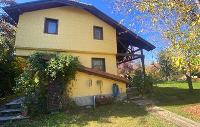 SAPANCA'DA YEŞİLLİKLER İÇİNDE HAVUZLU LÜKS SİTEDE KİRALIK VİLLA.