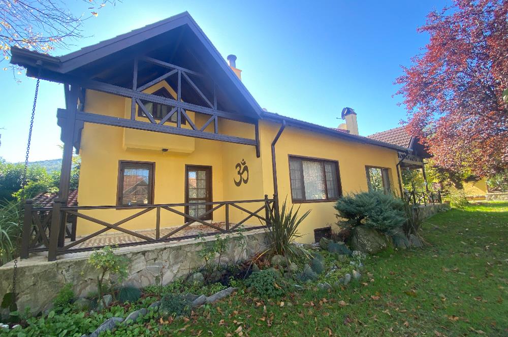 SAPANCA'DA YEŞİLLİKLER İÇİNDE HAVUZLU LÜKS SİTEDE KİRALIK VİLLA.