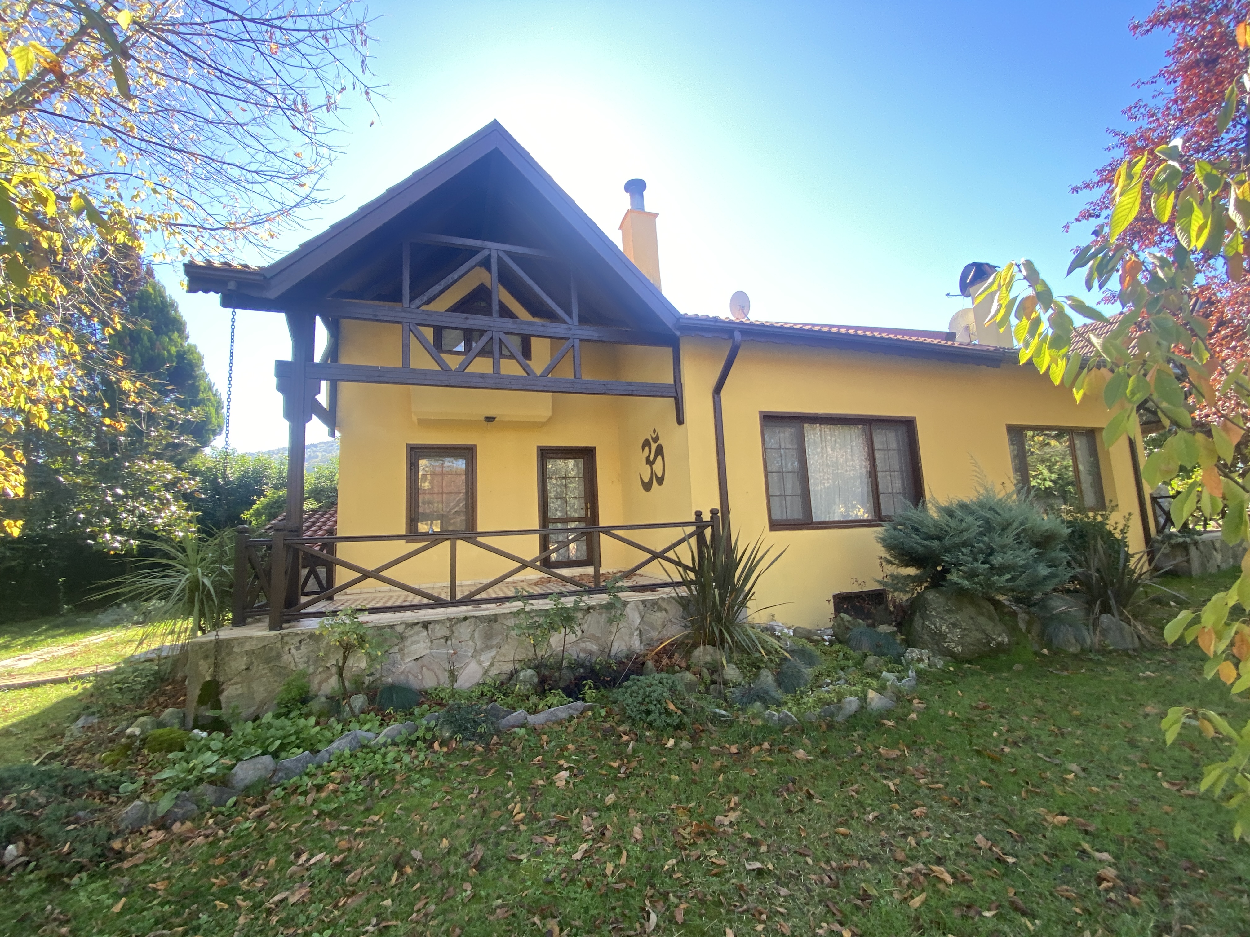 SAPANCA'DA YEŞİLLİKLER İÇİNDE HAVUZLU LÜKS SİTEDE KİRALIK VİLLA.