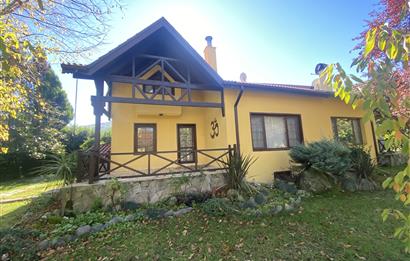 SAPANCA'DA YEŞİLLİKLER İÇİNDE HAVUZLU LÜKS SİTEDE KİRALIK VİLLA.