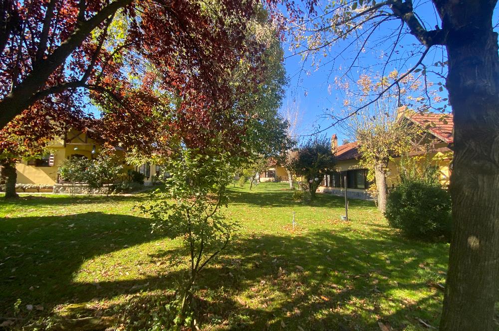 SAPANCA'DA YEŞİLLİKLER İÇİNDE HAVUZLU LÜKS SİTEDE KİRALIK VİLLA.