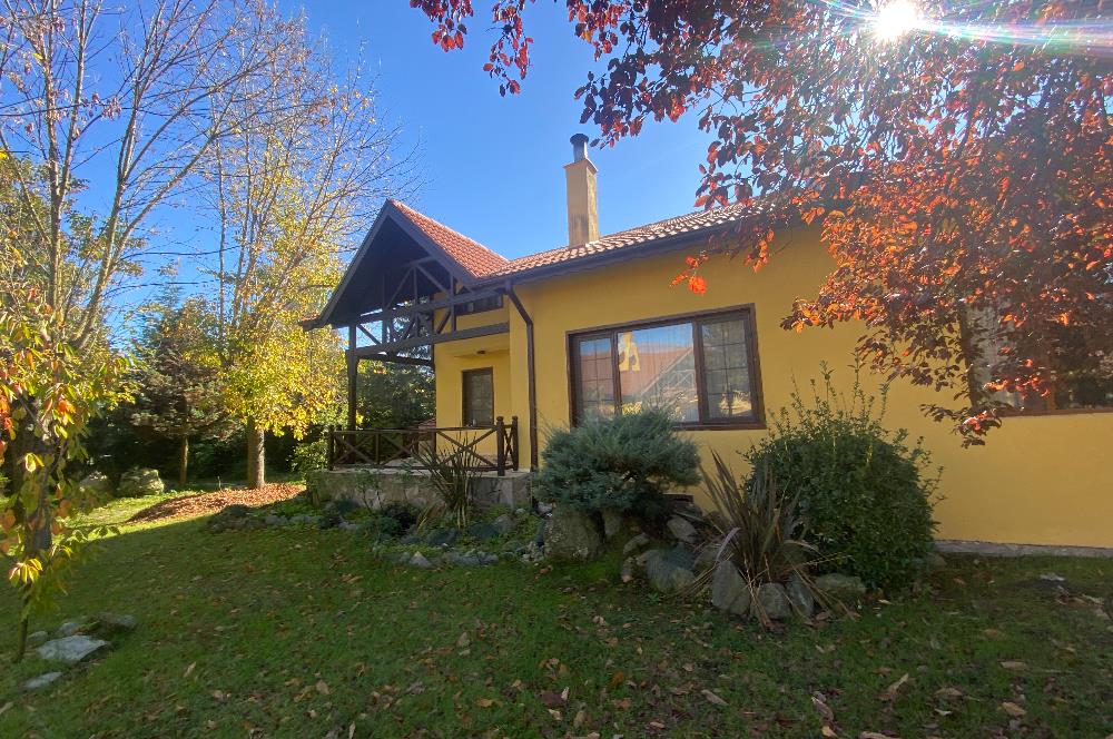 SAPANCA'DA YEŞİLLİKLER İÇİNDE HAVUZLU LÜKS SİTEDE KİRALIK VİLLA.