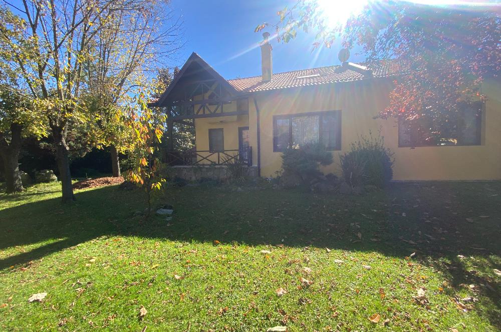 SAPANCA'DA YEŞİLLİKLER İÇİNDE HAVUZLU LÜKS SİTEDE KİRALIK VİLLA.