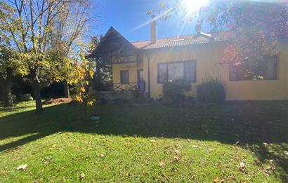 SAPANCA'DA YEŞİLLİKLER İÇİNDE HAVUZLU LÜKS SİTEDE KİRALIK VİLLA.