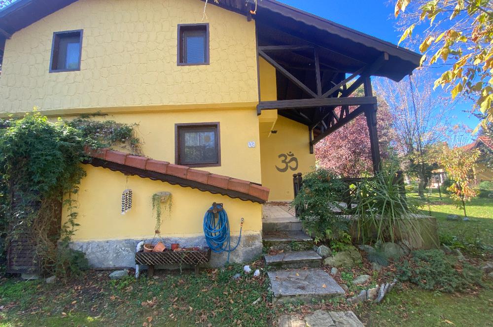 SAPANCA'DA YEŞİLLİKLER İÇİNDE HAVUZLU LÜKS SİTEDE KİRALIK VİLLA.