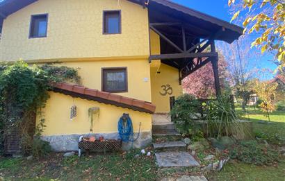 SAPANCA'DA YEŞİLLİKLER İÇİNDE HAVUZLU LÜKS SİTEDE KİRALIK VİLLA.