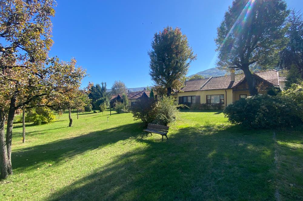 SAPANCA'DA YEŞİLLİKLER İÇİNDE HAVUZLU LÜKS SİTEDE KİRALIK VİLLA.