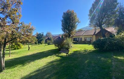 SAPANCA'DA YEŞİLLİKLER İÇİNDE HAVUZLU LÜKS SİTEDE KİRALIK VİLLA.