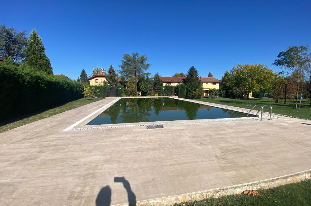 SAPANCA'DA YEŞİLLİKLER İÇİNDE HAVUZLU LÜKS SİTEDE KİRALIK VİLLA.