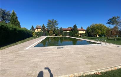 SAPANCA'DA YEŞİLLİKLER İÇİNDE HAVUZLU LÜKS SİTEDE KİRALIK VİLLA.