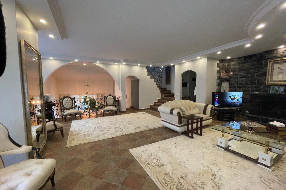 ÇAVUŞBAŞI ÇENGELDERE’DE SİTE İÇERİSİNDE 5+1 300m2 VİLLA