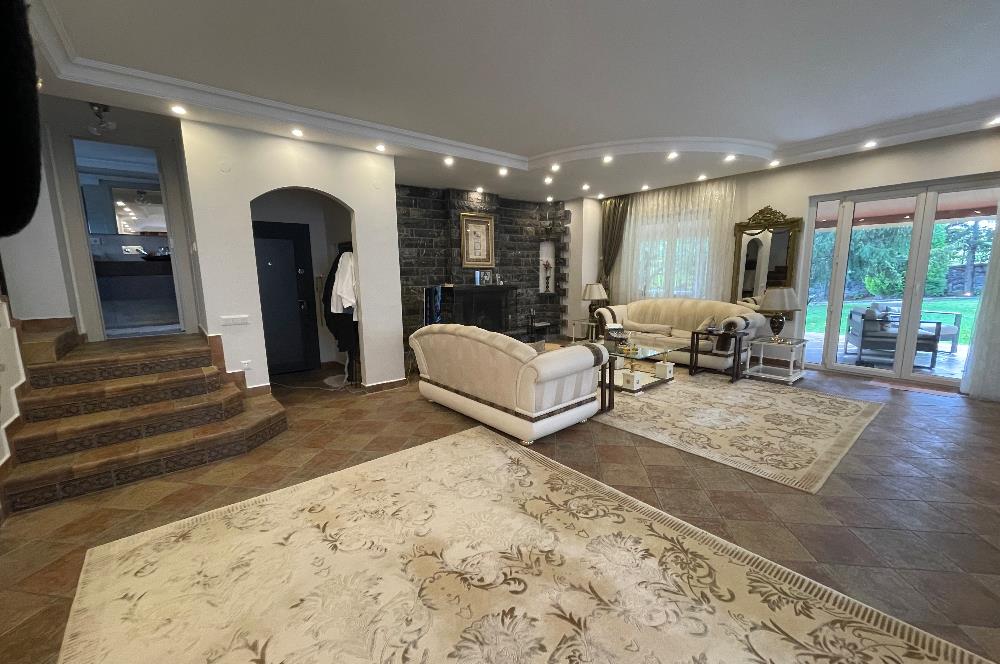 ÇAVUŞBAŞI ÇENGELDERE’DE SİTE İÇERİSİNDE 5+1 300m2 VİLLA