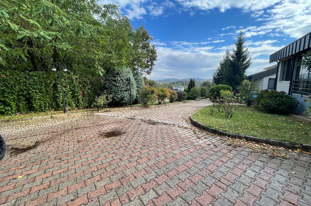 ÇAVUŞBAŞI ÇENGELDERE’DE SİTE İÇERİSİNDE 5+1 300m2 VİLLA