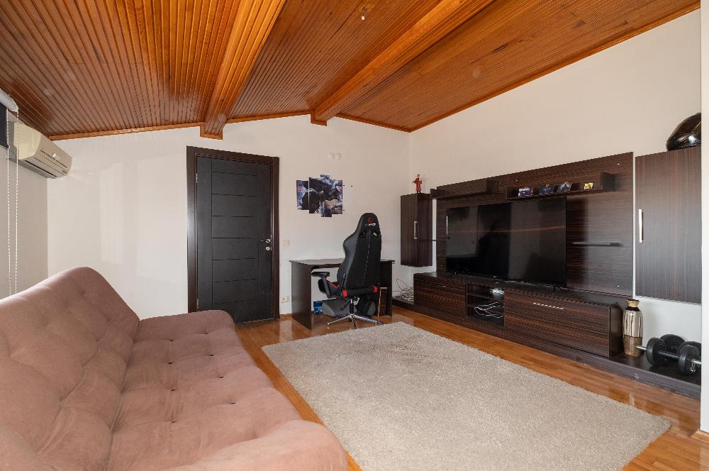 İDAALTEPE'DE GENİŞ FERAH GÜVENLİ SAHİLE YAKIN 5+1 DUBLEKS