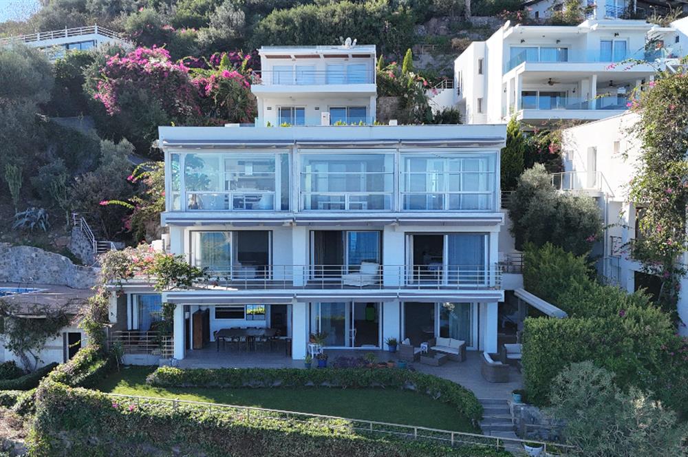 Bodrum Türkbükü Hebilkoy’da Prestijli Olivehill Sitesinde Eşsiz Deniz Manzaralı Satılık Dubleks