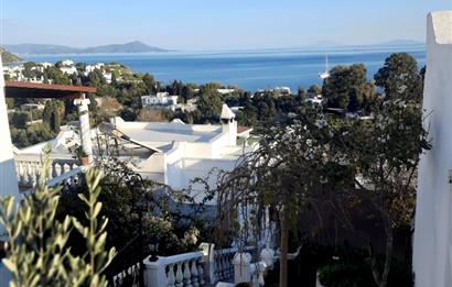 BODRUM AKYARLAR'DA DENİZ MANZARALI EŞYALI KİRALIK  DAİRE